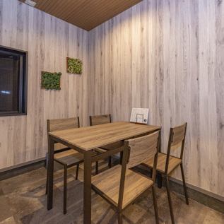 当店の4人掛けテーブルは、記念日や誕生日などの特別なシーンにぴったりです。サプライズ演出も承りますので、大切な人との心温まるひとときをお楽しみください。