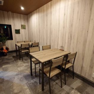 当店では4人掛けテーブルを2つご用意しております。団体様のご利用も歓迎で、気軽にお集まりいただけるスペースを確保しています。ぜひご利用ください。