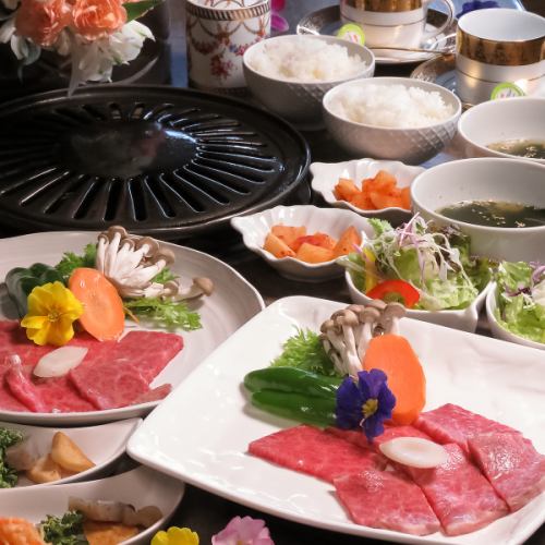 [We offer a wide variety of dishes that can only be enjoyed at our restaurant.]