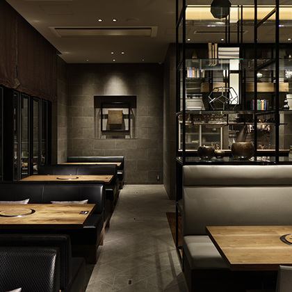 足を伸ばしてリラックスできる掘りごたつ席を完備。2~4名様用が3つ、4~6名様用が1つあり、小さなお子様連れやご年配の方も安心してご利用いただけます◎まるで自宅のリビングに招かれたような温かみのある雰囲気の中で、最高級の焼肉を囲みながら会話も弾むはず。親睦を深めるご宴会やご家族のお祝い事にも最適なお席です