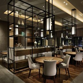 使い勝手の良いテーブル席を6卓ご用意しております。シンプルながらも洗練されたデザインで、ランチタイムからディナーまで幅広いシーンにマッチします◎お仕事帰りのサク飲みや、カジュアルな会食、日常使いのちょっとした贅沢にもおすすめ。お一人様から少人数のグループまで、気軽にご利用いただける万能なお席です◎