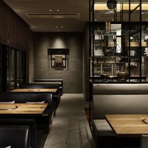 足を伸ばしてリラックスできる、少人数向けの掘りごたつ席です。木の温もりが感じられる和モダンな造りで、2名様から4名様まで対応可能◎適度な囲まれ感があるため、周りを気にせず会話を楽しみたいご家族でのお食事や、親しい友人との宴会にぴったりです。まるでお家にいるような寛ぎのひとときをお過ごしいただけます。