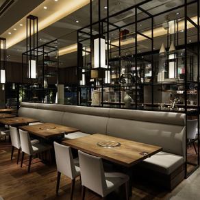 ホテルのラウンジのような高級感あふれるソファー席です。ゆったりとした広さがあり、2名様から最大5名様までご利用いただけます。クッション性の高い背もたれが心地よく、長時間のお食事でも疲れにくいのが魅力◎プライベート感のある落ち着いた配置となっており、大切な方とのデートや少人数での女子会におすすめです。