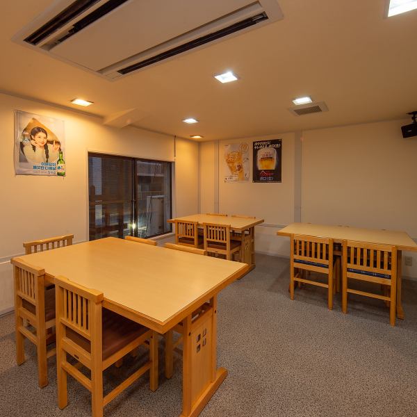 4名がけテーブル席を複数ご用意しております！繋げてのご利用も可能ですので、グループでのご利用にもおすすめです◎清潔感のある店内でリラックスしながら当店自慢のお料理をお楽しみください♪