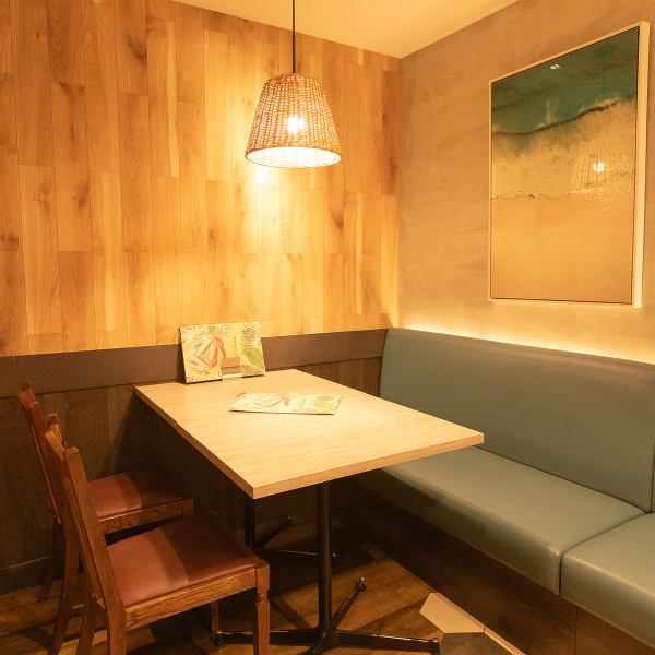 【ひろびろソファー席も完備！】まるで本場ハワイにいるような店内で、寛ぎながら飲食可能☆ふわふわのソファー席で贅沢なランチやディナーをご堪能下さい！