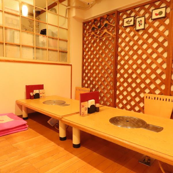 落ち着いた雰囲気のお座敷席をご用意しており、ゆったりとくつろぎながらお食事を楽しむことができます！家族や友人と一緒に、心温まるひとときを過ごせます。足をのばして、食事をしながら会話を楽しむのにぴったりなお席です。広々として、様々な人数で使えるお席のため、ぜひ各種ご宴会等でもご利用ください！