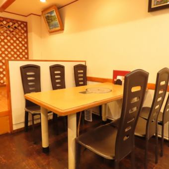 最大6名様でご利用可能なお席を3卓、最大4名様でご利用可能なお席を2卓ご用意しております！複数卓でご利用も可能で、少人数～大人数でお使いいただけます。