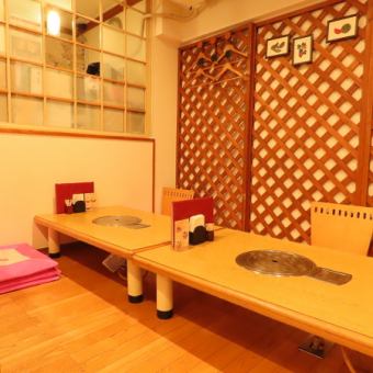 最大4名様でご利用いただけるお座敷席を、全3卓ご用意しております。足をのばして、くつろぎながらお過ごしいただけるお席タイプとなっております！