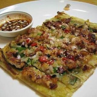 【◆本場韓国家庭料理◆】豊富な一品料理が目白押し！特に人気が高いのは「海鮮ねぎチヂミ」