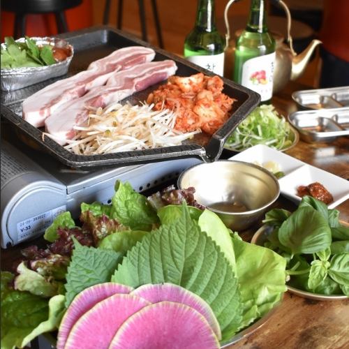 选用北海道产品牌猪肉、盐、生菜和罗勒制成五花肉,并在切割和食用过程中一丝不苟地注重细节。