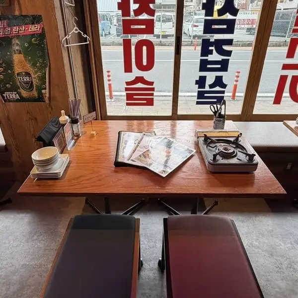 【ゆったり座れるソファ席】韓国ネオン看板とハングル文字に囲まれてソファ席で韓国気分を存分に味わってください。お子様も座りやすい席となっております。
