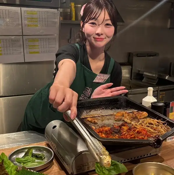 【カウンター席】オープンキッチンとなっており、カウンターからのライブ感も味わえちゃいます！目の前での実演やスタッフの調理風景、店員さんとの会話なども楽しんでいただけると思います♪