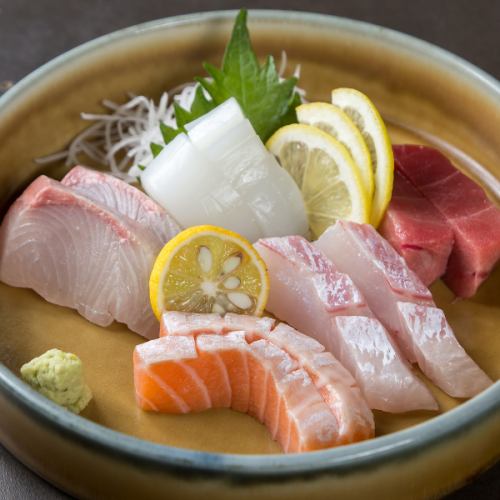 ≪プロの目利きで抜群の鮮度が自慢！≫独自ルートで仕入れる上質な海の幸を味わう”お刺身盛り合わせ”