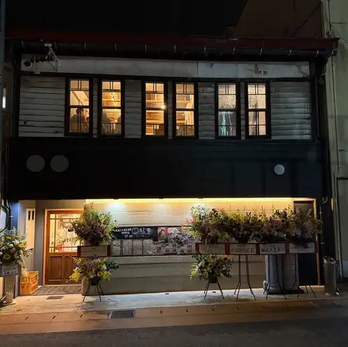 <p>歴史ある建物の風合いを残しながら、新たな息吹を吹き込んだ外観が皆さまをお迎えします◎仕事帰りの一杯から観光のお食事、ご宴会まで幅広いシーンでご利用いただけます◎心地よい空間と変わらぬ味、心を込めたおもてなしで皆さまをお迎えいたします！</p>
