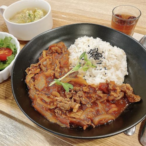 牛肉とトマトの中華風煮込み（食前酢・サラダ・自家製スープ付き）