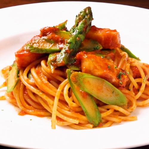 Tomato sauce with asparagus and bacon