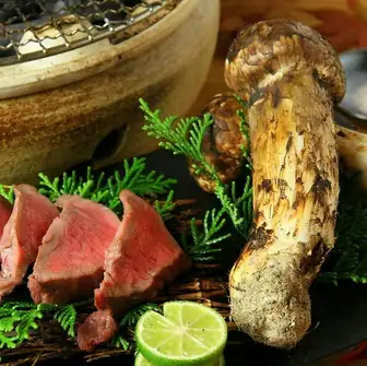 旬の食材をふんだんに使用した松茸コース22000円(込)
