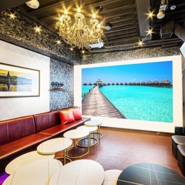 [Cinema room guaranteed to have a screen size of 100 inches or more] Equipped with a projector for a powerful visual experience.