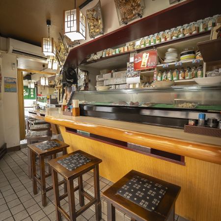 お一人でも気軽に楽しめる、居心地の良いカウンター席！温かい雰囲気の中で料理を待ちながら一杯のドリンクを楽しむ時間は、ほっと心が和むひととき♪