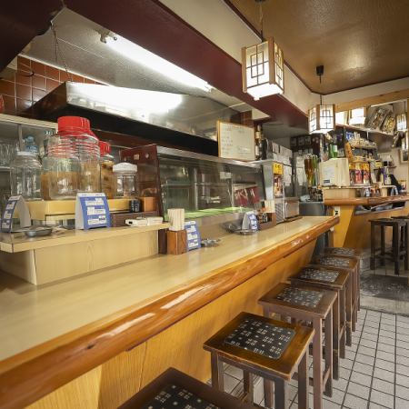 お仕事帰りや軽く一杯にもぴったりなカウンター席は親しみやすい雰囲気が魅力です！ご友人・お仲間・同僚など親しい間柄のお連れ様との語らいの場にもおすすめ♪