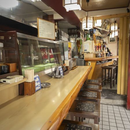 仕事帰りのサク飲みにも！カウンター席でしっぽり、仕事の疲れを癒す時間をご提供♪まずは一杯喉を潤し、「ふくや」特製料理に舌鼓を打てば、すっかりリラックス♪