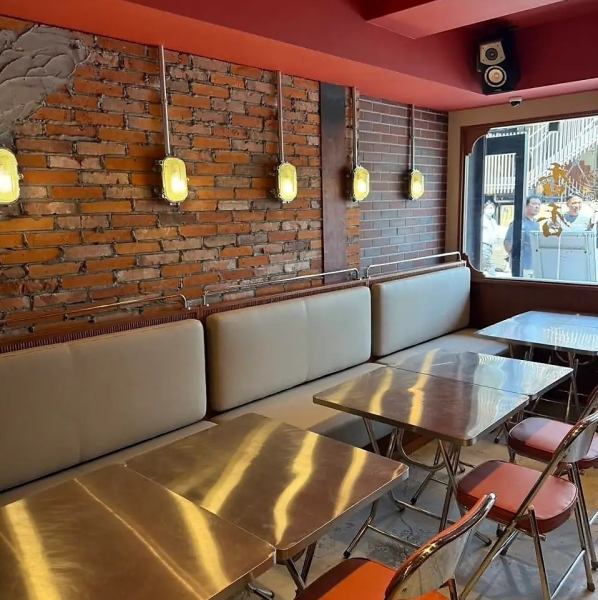 【精緻的店內裝潢很有魅力♪】磚牆和溫暖的燈光營造出輕鬆的氛圍，是與朋友一起享用中華料理、小酌一杯的絕佳空間。這家時尚的新中式餐廳也深受女生聚會的喜愛！請一邊品嚐招牌菜，一邊享受悠閒的時光！