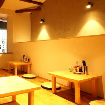 プライベート感を大切にしたいデートや、少人数でのしっぽり飲みに最適な2人用の座敷席です。周囲を気にせずゆったりとした時間が流れるこのお席は、特別な日の語らいにもおすすめ。落ち着いた照明の下で、こだわりの日本酒と逸品料理を心ゆくまでご堪能いただけます。