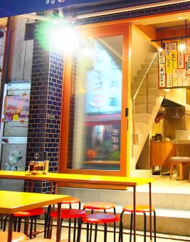 開放感抜群のテラス席は、最大6名様までご利用可能です！お天気の良い日や夜風が心地よい季節には特におすすめ。まるでお洒落なカフェのような感覚で、本格的な料理とお酒をお楽しみいただけます。テラスならではの特別な雰囲気で、お仲間の輪もより一層広がります♪