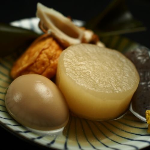 飛魚だしの黄金色に輝く、具材の芯まで染みた本格おでん