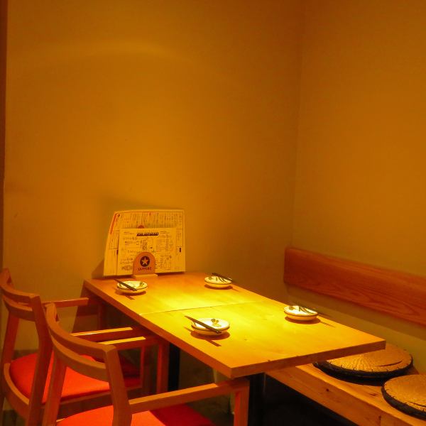 洗練されたお洒落な内装でありながら、肩肘張らずに過ごせる居心地の良さが魅力です。お一人様でも気軽に立ち寄れるカウンター席は、お仕事帰りの一杯に最適。お天気の良い日はテラス席で夜風を感じながら、美味しい料理とドリンクを楽しむのも格別◎隠れ家のような雰囲気もありつつ、本格的なお料理を堪能いただけます。