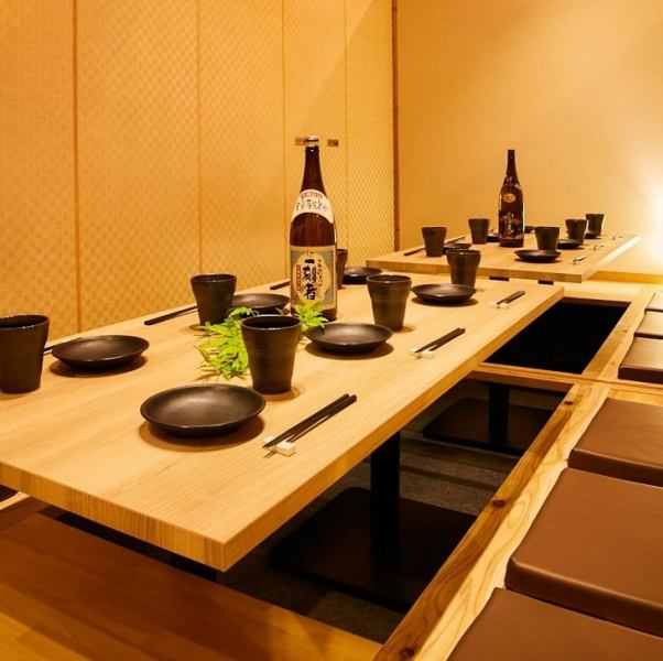ひろびろ店内は落ち着いた雰囲気◎完全個室・掘りごたつ席・テーブル席を大小様々ご用意しております。お仕事やサークルの飲み会、女子会に記念日の宴会など、様々なシーンでご利用いただけます。