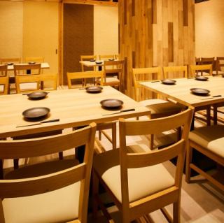 テーブル席を多数ご用意。駅チカのアクセス◎なロケーションなのでお仕事帰りや終電間際や朝まで愉しみたい方にも最適です♪