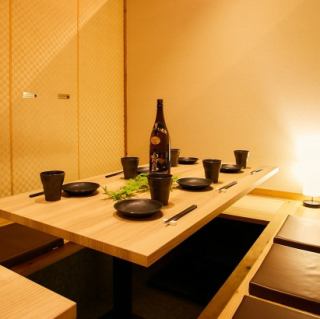 個室席をご用意しております。落ち着いた雰囲気の中、気の合う皆さんでの飲み会、ご宴会でお過ごしください。全国47都道府県の日本酒飲み放題と鮮魚、99円からの肴をぜひご堪能ください♪