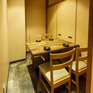 テーブル席を多数ご用意。駅チカのアクセス◎なロケーションなのでお仕事帰りや終電間際や朝まで愉しみたい方にも最適です♪