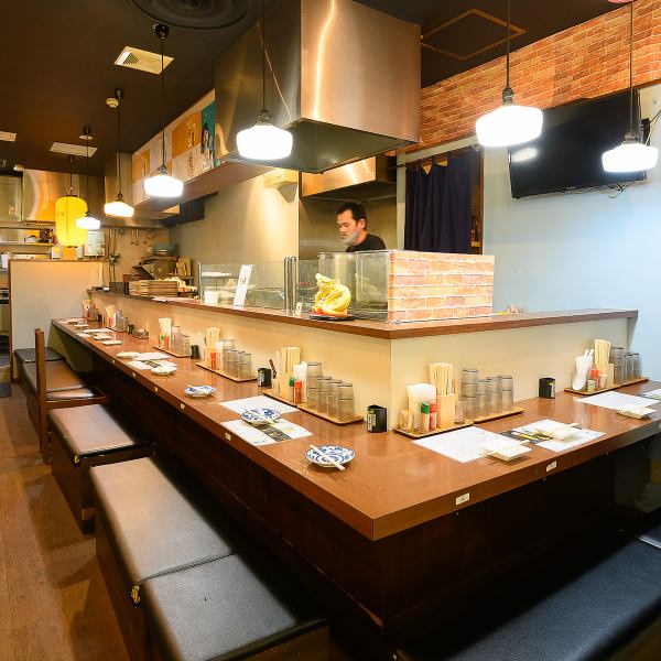 There are counter seats where you can casually dine with colleagues, friends, or even by yourself.The space for one person is also spacious, so you can relax and enjoy your meal.