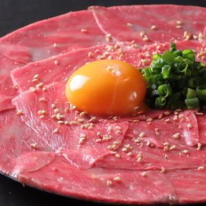 黒毛和牛A5ランクのローストビーフユッケ