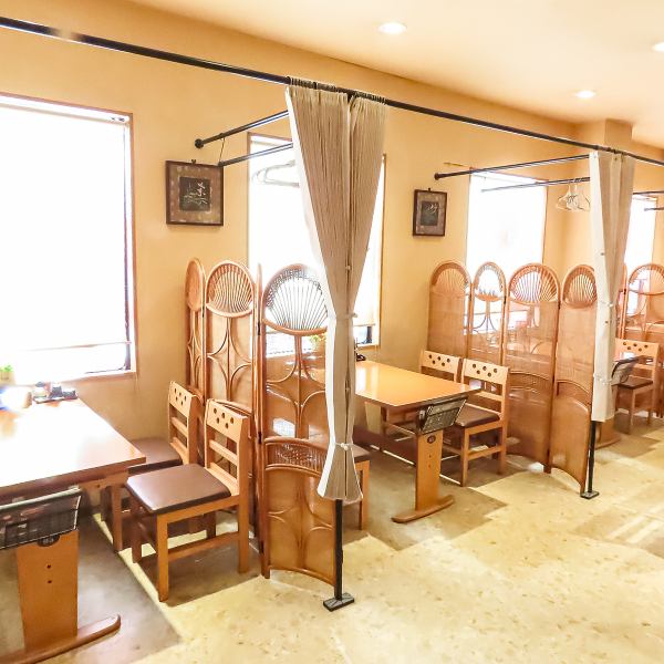【少人数での宴会にも◎】2名様からご利用可能なテーブル席をご用意！忘新年会や歓送迎会、親しいご友人や同僚との飲み会など各種ご宴会にぴったりです！