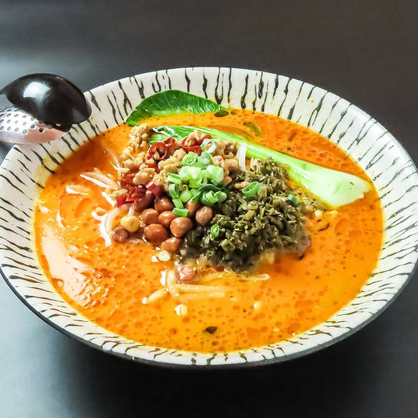 スープの奥深さに思わず箸が止まらない！『本場担々麺』