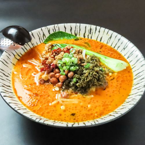 スープの奥深さに思わず箸が止まらない！『本場担々麺』
