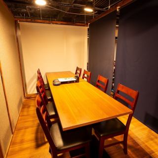 店内の活気を感じながら、気軽にお食事を楽しめるテーブル席です！ご友人との普段のお食事から、会社の同僚とのサク飲みまで、様々なシーンでご利用いただけます♪広々としたテーブルで、自慢の料理を囲んでワイワイ盛り上がりましょう！人数に応じてお席のレイアウトも調整可能です！