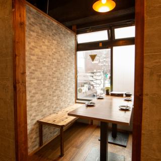 まるで秘密の隠れ家！窓から夜景が楽しめる雰囲気抜群の個室をご用意しました♪横並びで座れるカップルシート仕様になっており、二人の距離が自然と縮まります！大切な記念日や誕生日デートなど、特別な夜をロマンチックに演出します！サプライズのご相談もお気軽にどうぞ♪