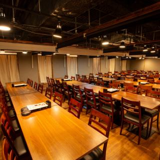 活気あふれる店内で楽しむならテーブル席がおすすめ♪友人との飲み会や女子会、会社の同僚との一杯など、様々なシーンでご利用いただけます！人数に合わせてレイアウトの変更も可能ですので、10名様以上の中規模宴会にも対応できますよ！美味しい料理とお酒を囲んで、楽しい時間をお過ごしください！