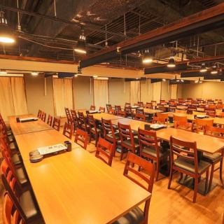50名様以上ならフロア貸切で盛大なパーティーを！着席最大50名様、立食なら80名様まで対応可能です♪会社の忘年会や新年会、歓送迎会、結婚式の二次会や同窓会など、思い出に残る一日を全力でサポートします！プロジェクターやマイクも完備しているので、余興やサプライズ演出もバッチリですよ！