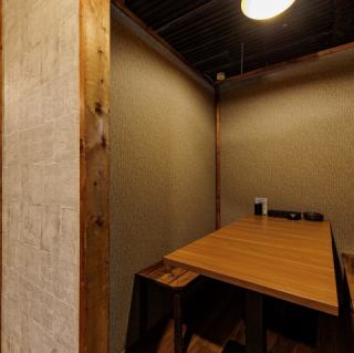 2名様からご利用OK！周りを一切気にすることなく、プライベートな時間をお過ごしいただける完全個室です♪大切な記念日や誕生日、大事な接待はもちろん、時間を忘れてゆっくり語り明かしたい夜にもぴったり！大変人気のお席となっておりますので、ご予約はお早めにどうぞ！