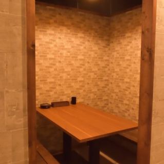 女子会や合コン、気の合う仲間との飲み会にぴったりの完全個室もご用意しています♪周りの目を気にせず、思いっきりおしゃべりを楽しめるのが嬉しいポイント！秘密のガールズトークも弾むこと間違いなしですよ！美味しい料理とお酒で、最高の時間をお過ごしください！