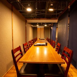 「完全個室は少し緊張しちゃう…」そんな方にぴったりの半個室をご用意しました♪すだれで仕切られた空間は、店内の活気を感じつつも、周りの視線を気にせずリラックスできます！カジュアルなデートや、少人数での飲み会にぜひご利用ください！居心地の良さが自慢です♪