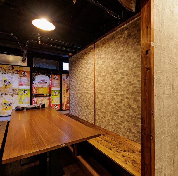 三ノ宮でのご宴会に最適な、落ち着いた雰囲気のテーブル個室です。広々とした空間で、一体感のあるご宴会をお楽しみいただけます。会社の部署飲み会や気の合う仲間との集まりなど、周りを気にせずプライベートな時間をお過ごしください♪