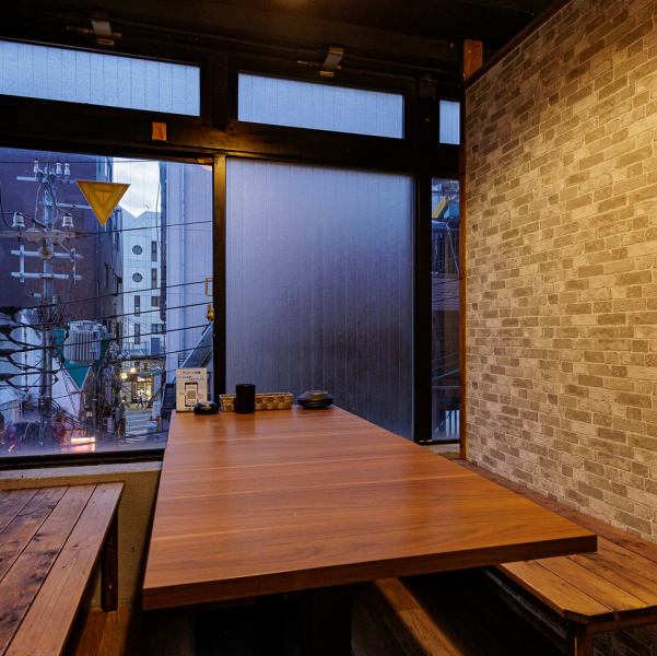 2名様からご利用いただける、隠れ家のような完全個室!温かみのある照明が照らすプライベート空間は、周りの喧騒を忘れさせてくれます。記念日デートや誕生日、大切な方をもてなす接待など、二人だけの、あるいは少人数での特別な時間に最適です♪