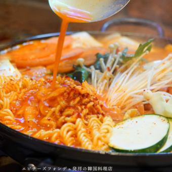 [Selectable Hot Pot Course♪] Includes three types of classic hot pot, chicken, and chijimi ≪Total of 8 dishes/4018 yen → 3718 yen≫