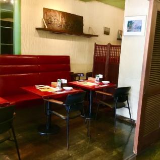 Counter seats that can be easily enjoyed by one person, a couple, or a small number of people.You can enjoy the state of the kitchen live.
